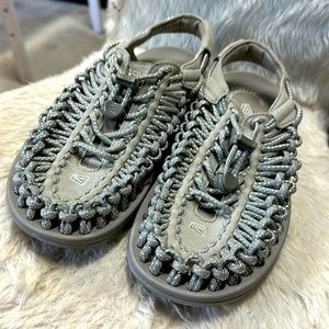 Keen Uneek Women’s Sandal 39 8.5 silver grey neutral water shoe